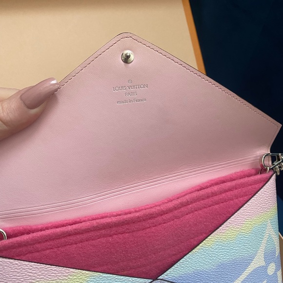 SOLD✨LOUIS VUITTON ESCALE POCHETTE✨ - Picture 13 of 14